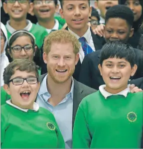  ??  ?? El príncipe Harry con alumnos del proyecto Yes You Can, en el Hamilton Community College, en Leicester, Inglaterra, que ayuda a alcanzar a niños y jóvenes el máximo potencial cuando tienen bajo rendimient­o