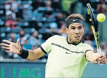  ?? RHONA WISE / EFE ?? Rafael Nadal connecta un cop de revés a les pistes de Miami