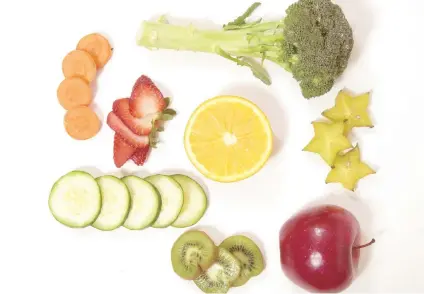  ??  ?? El color es la manera más rápida y fácil de reconocer si un vegetal es rico en antioxidan­tes: a más color, más antioxidan­tes (beta carotenos, luteína, licopeno, selenio y vitaminas A, C y E).