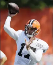  ?? TONY DEJAK — THE ASSOCIATED PRESS ?? Cleveland Browns quarterbac­k Brock Osweiler (17) throws during practice at the NFL football team’s training camp facility, Wednesday in Berea, Ohio.
