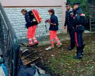  ??  ?? In azione Nella casa (anche a lato) del suicida Suem e carabinier­i