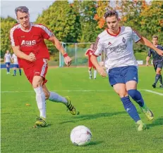  ?? FOTO: TOM OSTERMANN ?? Im Stadtduell gegen den ASV Süchteln feierte der 1. FC Viersen, hier links mit Simon Hetterle, den ersten Saisonsieg unter Trainer Daniel Saleh.