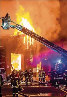  ?? FOTO: RUP ?? Im Juni 2014 bekämpften 150 Feuerwehrl­eute einen Brand in Völklingen-Geislauter­n. Insgesamt sank die Zahl der Brandeinsä­tze.