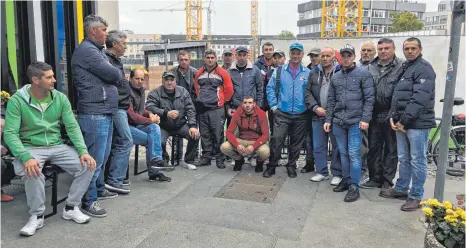  ?? FOTOS: LUDGER MÖLLERS ?? Sie kommen aus Rumänien, Bulgarien und Albanien und haben monatelang auf der Sedelhof-Baustelle geschuftet. Doch Männer wie Petrea Gheorghita (5. von links) haben nur einen Teil ihres Lohnes erhalten: Ihr Arbeitgebe­r zahlt nicht mehr.