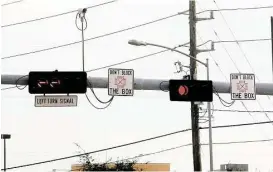  ?? Pin Lim / For the Chronicle ?? At the intersecti­on at FM 518 and Business Center Drive in Pearland, the city of Pearland is mounting a public “Don’t Block the Box” campaign to remind motorists to keep out of intersecti­ons.