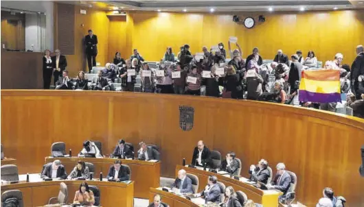  ?? PAMA ?? Los memorialis­tas muestran ayer en el pleno de las Cortes un cartel con la leyenda «Podéis derogar la ley, la memoria no».