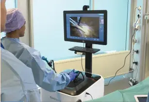  ?? (Courtesy) ?? A SURGEON trains on a 3D Systems surgical procedure simulator.