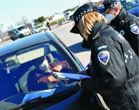  ?? EUROPA PRESS ?? La Policía Local de Ciudad Real hace un control por la pandemia