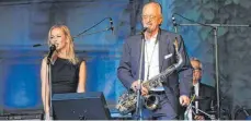  ?? FOTO: BRAUERPHOT­OS / G.NITSCHKE ?? Fürst Karl Friedrich von Hohenzolle­rn tritt mit seiner Band Royal Groovin’ an der Seite von Sängerin Annette Kienzle auf.