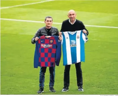  ?? ALEJANDRO GARCÍA / EFE ?? Ernesto Valverde y Abelardo posan en la tradiciona­l foto previa a los partidos entre Barcelona y Espanyol.