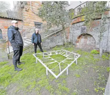  ?? FOTO: IRIS MAURER ?? Man muss genau hinschauen, wenn man die Arbeit von Helena Walter an der Rotenbergt­reppe finden will. Leonie Scheidt und Hannes Brischke vom Neuen Saarbrücke­r Kunstverei­n erklären das Projekt.