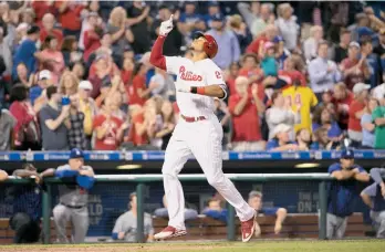  ??  ?? Aaron Altherr llega a home tras un bombazo impresiona­nte con las bases llenas en contra de Clayton Kershaw en el sexto inning ayer en Filadelfia. /GETTY IMAGES
5. Cody Bellinger (LAD)
Carreras producidas
8. Justin Upton (LAA)
Robos