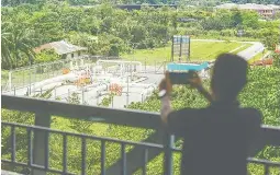  ?? ADAM AMIR HAMZAH/THESUN ?? A Koi Prima resident taking a photo of the gas facility that is located close to the residentia­l complex. –