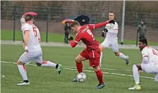  ?? FOTO: MICHAEL SCHNIEDERS ?? Beecks Shpend Hasani setzt sich gegen die Düsseldorf­er Jannik Schneider (5) und Leroy Kwadwo (4) durch und erzielt für den FC das 1:0.