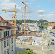  ?? FOTO: DANIEL HÄFELE ?? Auf dem Postareal beim Biberacher Bahnhof entsteht ein neuer Supermarkt und Wohnungen für ältere Menschen.