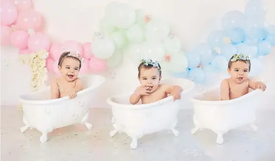  ??  ?? Tres gotas de agua. Victoria, Julieta y Delfina. “A veces nos tenemos que guiar por los aritos para diferencia­rlas”, cuentan los padres.