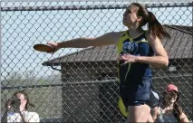  ?? MATTHEW MOWERY — MEDIANEWS GROUP ?? Oxford’s Eriana Hubbard won both the shot put and the discus events at the OAA Red/White Championsh­ips at Oxford on Friday, helping the Wildcats girls win the league title.