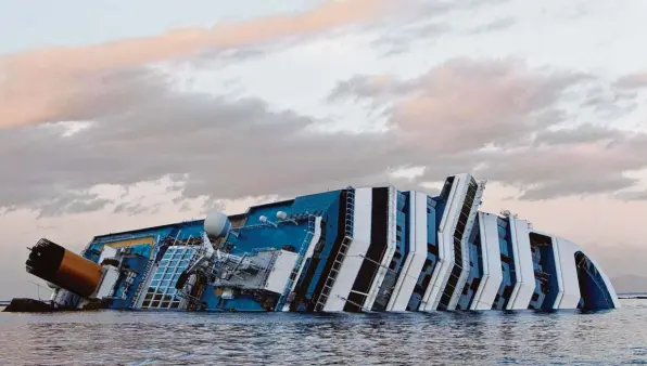  ?? Archivfoto: Massimo Percoss, dpa ?? Ein Bild, das sich eingebrann­t hat: Die gekenterte Costa Concordia vor der Insel Giglio. Dort lag sie 18 Monate lang. Derzeit wird der Stahlkolos­s im Hafen von Genau abgewrackt.