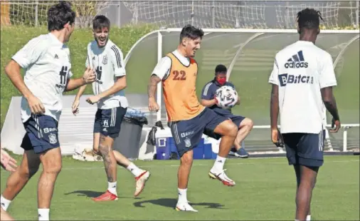  ??  ?? Vencedor bromea con Fer Niño durante un entrenamie­nto en la Ciudad del Fútbol de las Rozas esta semana.