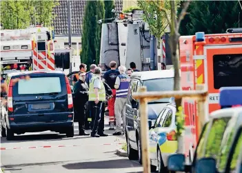  ?? FOTO: DPA ?? Die Polizei sicherte den Unfallort im Kölner Stadtteil Widdersdor­f weiträumig ab. Der Junge war in Begleitung seines Vaters auf dem Weg zu Schule, als er von dem Müllwagen erfasst wurde.