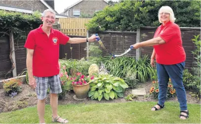  ??  ?? Peter Fisher accepts the chain of Hinckley and Burbage Lions office from outgoing President Jackie Parratt