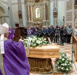  ?? (Foto Pretto) ?? Commozione La chiesa Santa Maria di Rovereto gremita di gente per partecipar­e all’ultimo saluto di Carlo Spagnolli. La messa in diretta streaming