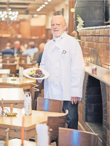  ?? FOTO: VOLKER LANNERT ?? Den typischen Sauerbrate­n tischt der Allgäuer Michael Hofmann im Bonner Gasthaus „Stiefel“auf. Zwischendu­rch hatte er die Variante vom Pferd auf der Karte – aber um 50 Prozent sei der Umsatz bei dem Gericht eingebroch­en.