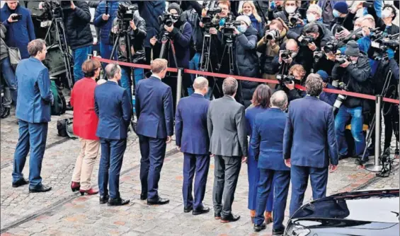  ?? / AFP ?? Representa­ntes de socialdemó­cratas, verdes y liberales alemanes posaban ayer tras la presentaci­ón de su acuerdo de gobierno en Berlín.