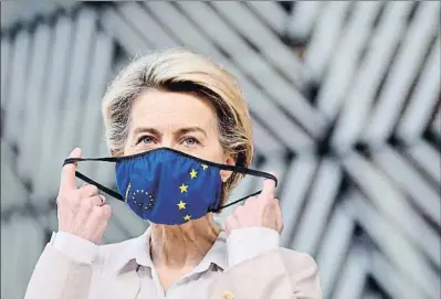  ?? POOL / REUTERS ?? La presidenta de la CE, Ursula von der Leyen, se coloca la mascarilla antes de la reunión