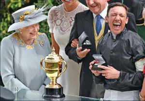  ?? ?? Royal approval: Queen enjoying the company of Frankie Dettori at Epsom in 1993 and (right) at Royal Ascot in 2019 REX