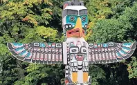  ??  ?? Der „Thunderbir­d House Post“im Stanley Park von Vancouver (links) – mit solchen Pfählen wurden früher die Dächer der Häuser abgestützt. Mike Willie (rechts) ist mit seinem Boot „Hali’wud“in den Fjorden von Vancouver Island unterwegs.