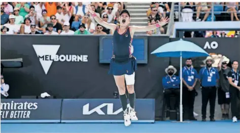  ?? FOTO: MOLTER/DPA ?? Tennisprof­i Laura Siegemund reißt die Arme hoch und springt nach ihrem Erstrunden­sieg bei den Australian Open in die Luft.