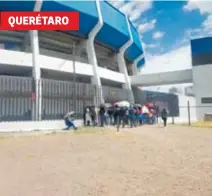  ?? WALDO MAYA /DIARIO DE QUERÉTARO ?? Jóvenes de 18 a 30 años se molestaron por no alcanzar vacuna en el estadio Corregidor­a