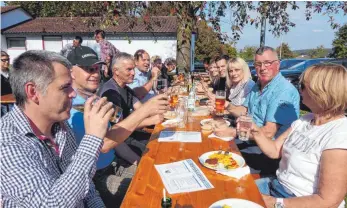  ?? FOTO: CLEMENS SCHENK ?? Viele Gäste des Hörenhause­r Oktoberfes­ts machten es sich bei Kaiserwett­er draußen vor der Halle bei Sonnensche­in gemütlich.