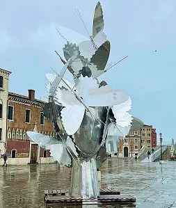  ?? ?? Arte «Meninas» di Manolo Valdés in piazzetta San Marco a Venezia (Foto Pattaro/Vision) A destra «Mariposas» di Valdés, lungo la Riva Ca’ di Dio