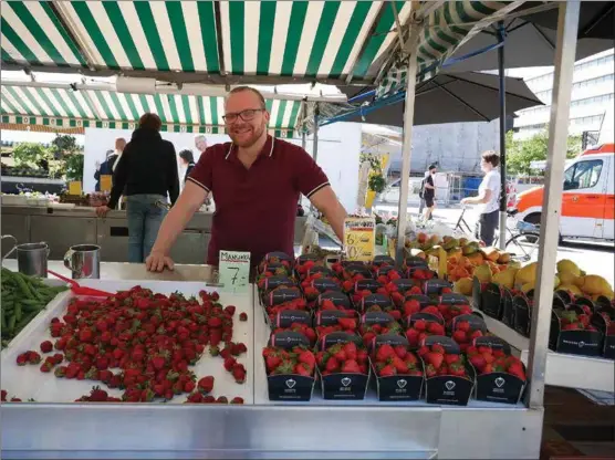  ?? MAJA MEURMAN ?? SÄSONG. Samuli Rantanen säljer jordgubbar på torget.