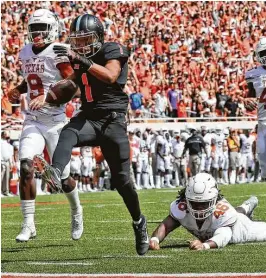  ?? Sue Ogrocki / Associated Press ?? Oklahoma State receiver Jalen McCleskey beats UT’s Davante Davis, left, and Malik Jefferson to the end zone on one of his two second-quarter TD catches.