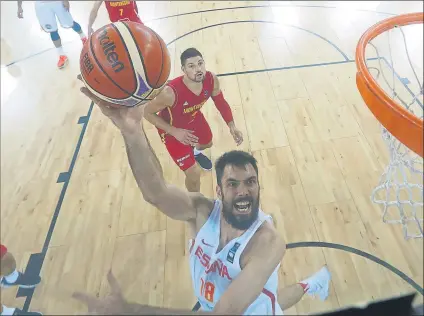  ?? FOTO: EFE ?? Oriola busca el aro en una acción del partido ante Montenegro. El de Tàrrega ha dispuesto de minutos en este Eurobasket