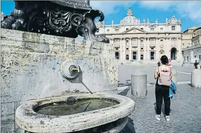  ?? ANDREAS SOLARO / AFP ?? Una de les fonts de la plaça Sant Pere, apagades des d’ahir per decisió de les autoritats vaticanes