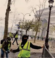  ?? AFP ?? Luoghi simbolo.Gli scontri davanti all’Arco di Trionfo, a Parigi