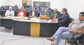  ?? ?? Walter Bower y sus defensores Gilvi Quiñónez y René Fernández; la abogada Nilse Pérez representa a Merardo Palacios; y el abogado Secundino Méndez defiende al acusado Osvaldo Vera.