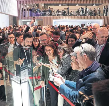  ?? MANU FERNANDEZ THE ASSOCIATED PRESS ?? Attendees check out the Huawei Mate X foldable 5G smartphone during the MWC wireless show in Barcelona.