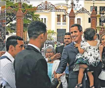  ??  ?? JUVENTUD. Guaidó ingresa al edificio del Congreso con su hija en brazos. De 35 años, es militante de Voluntad pular, el partido de Leopoldo López.