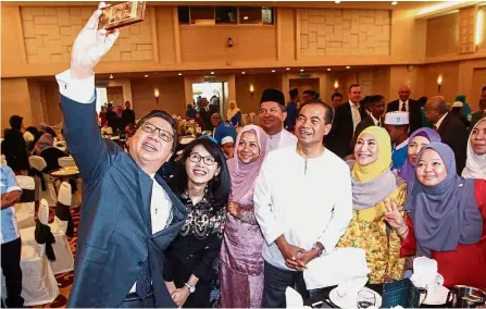  ??  ?? One for the album: Liow and wife Datin Seri Lee Sun Loo taking a wefie during the Transport Ministry’s Hari Raya open house in Putrajaya.