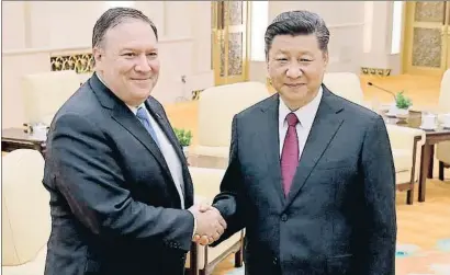  ?? ANDY WONG / POOL / EFE ?? El secretari d’Estat dels EUA, Mike Pompeo, amb el president xinès, Xi Jinping, ahir a Pequín