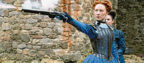  ?? Foto: Universal Pict. ?? Eine Herrscheri­n, die sich zu wehren weiß: Saoirse Ronan als Maria Stuart, Königin von Schottland.