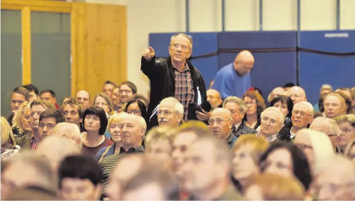  ?? Fotos: Jochen Aumann ?? Jetzt haben sie das Wort: Frauen und Männer aus Donauwörth bei einer Bürgervers­ammlung in einer voll besetzten Turnhalle.