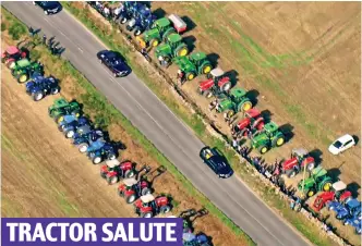  ?? ?? TRACTOR SALUTE
Rural send-off: With their diggers raised, farmers line the roads near Banchory Colossal: Crowds gather below as the procession reaches the sealed-off motorway