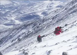  ?? (Photo Bruno Guerin-Marthe) ?? Les alpinistes ont dû gravir des pentes allant jusqu’à  degrés alors que le vent soufflait jusqu’à  km/h et que la neige était très abondante.