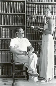  ?? Foto: Feuchtwang­er Memorial Library Univerity of South California ?? 22. Juni 1934: Marta und Lion Feuchtwang­er, aufgenomme­n in der Bibliothek der Villa Valmer in Sanary-sur-Mer, Südfrankre­ich, der ersten Exil-Zuflucht des Ehepaares.